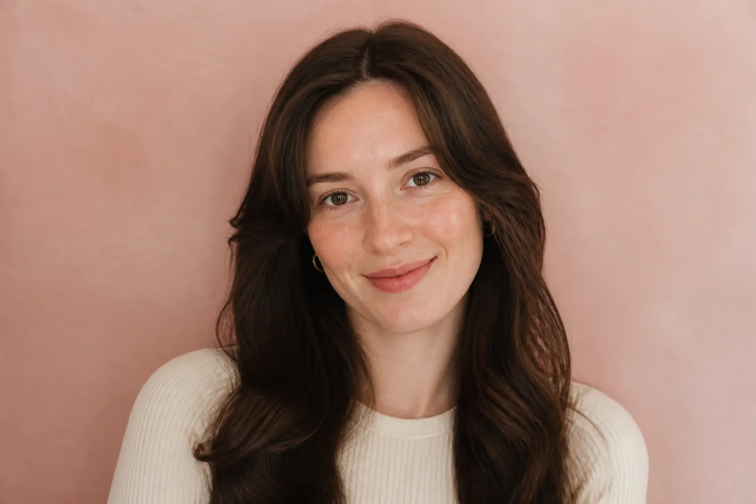 A oval face shape with a flattering haircut